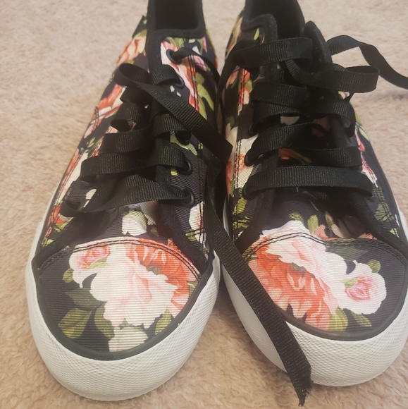 Chelsee Converse Sneakers - Picture 6 of 11